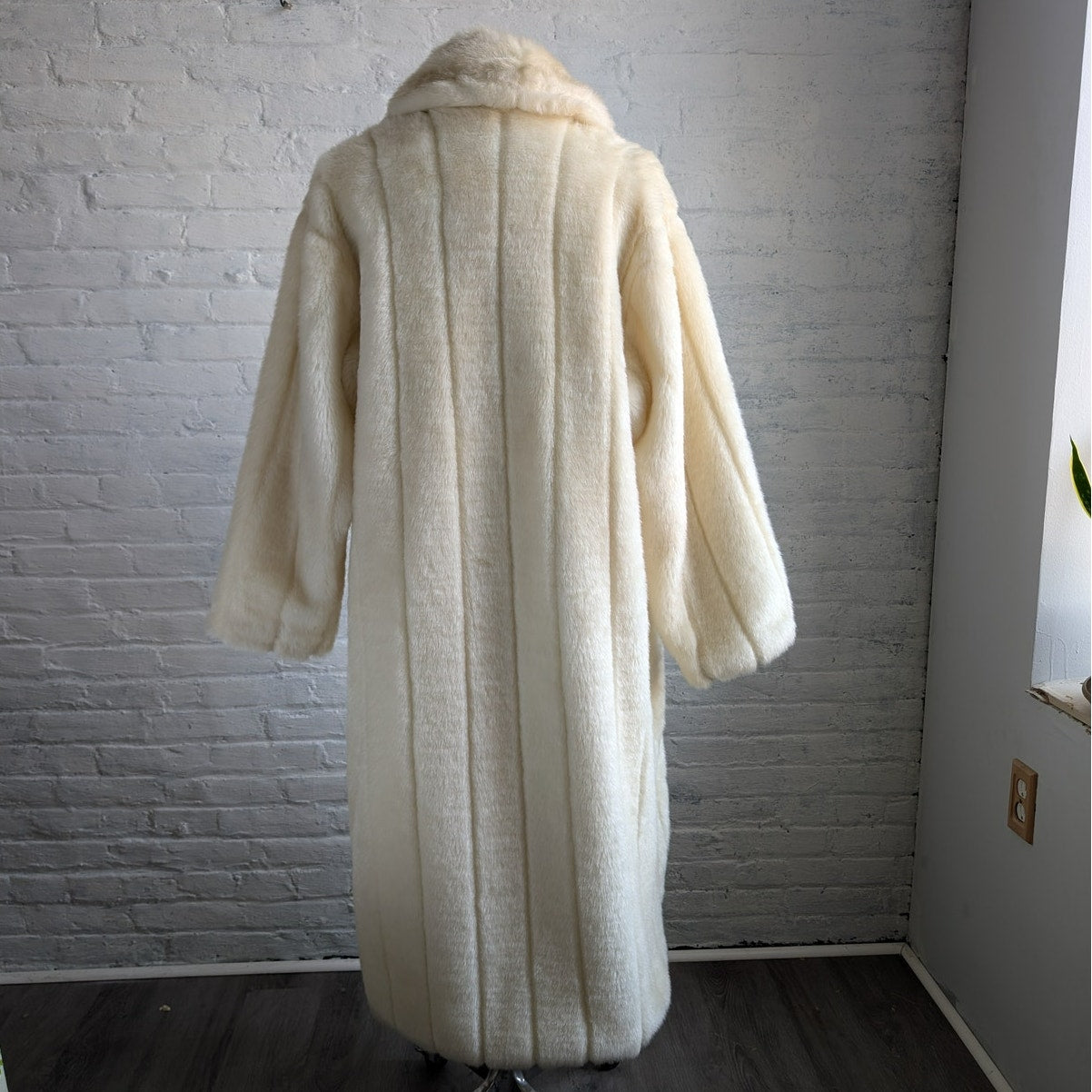 Vintage White Faux Fur Trench Coat Mob Wife Fuzzy Glam Plush Snow Bunny Jacket