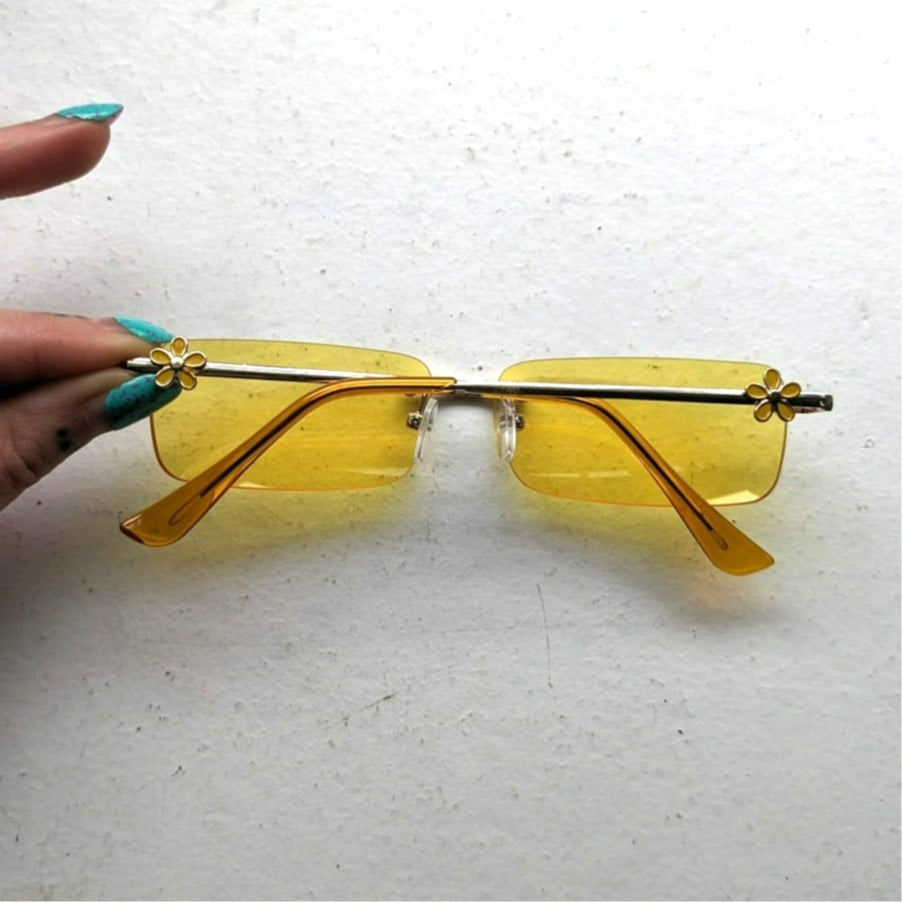 Y2K Retro 70s Yellow Daisy Festival Sunglasses Floral Groovy Gold Sunnies Shades