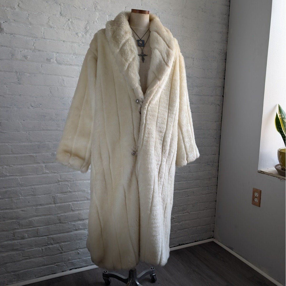 Vintage White Faux Fur Trench Coat Mob Wife Fuzzy Glam Plush Snow Bunny Jacket