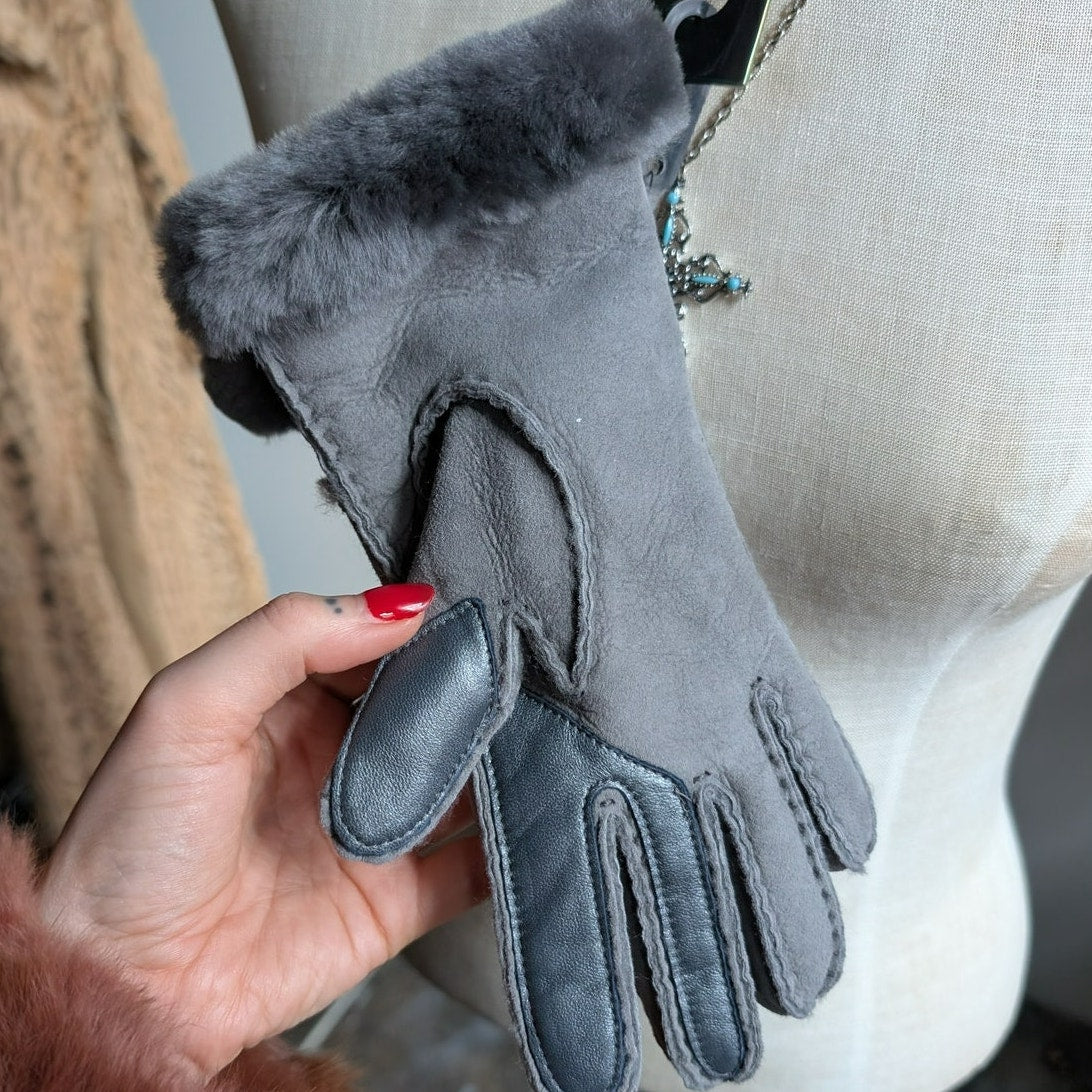 UGG Sheepskin Suede Gloves Fur Trim Gloves Gray Chic Leather Luxury New Small