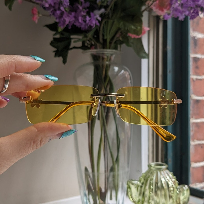 Y2K Retro 70s Yellow Daisy Festival Sunglasses Floral Groovy Gold Sunnies Shades