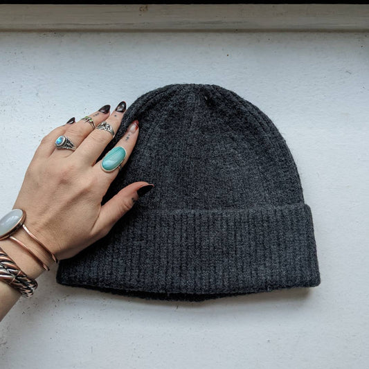 Vintage Minimalist Chunky Knit Faded Stormy Dark Grey Ribbed Grunge Beanie Hat